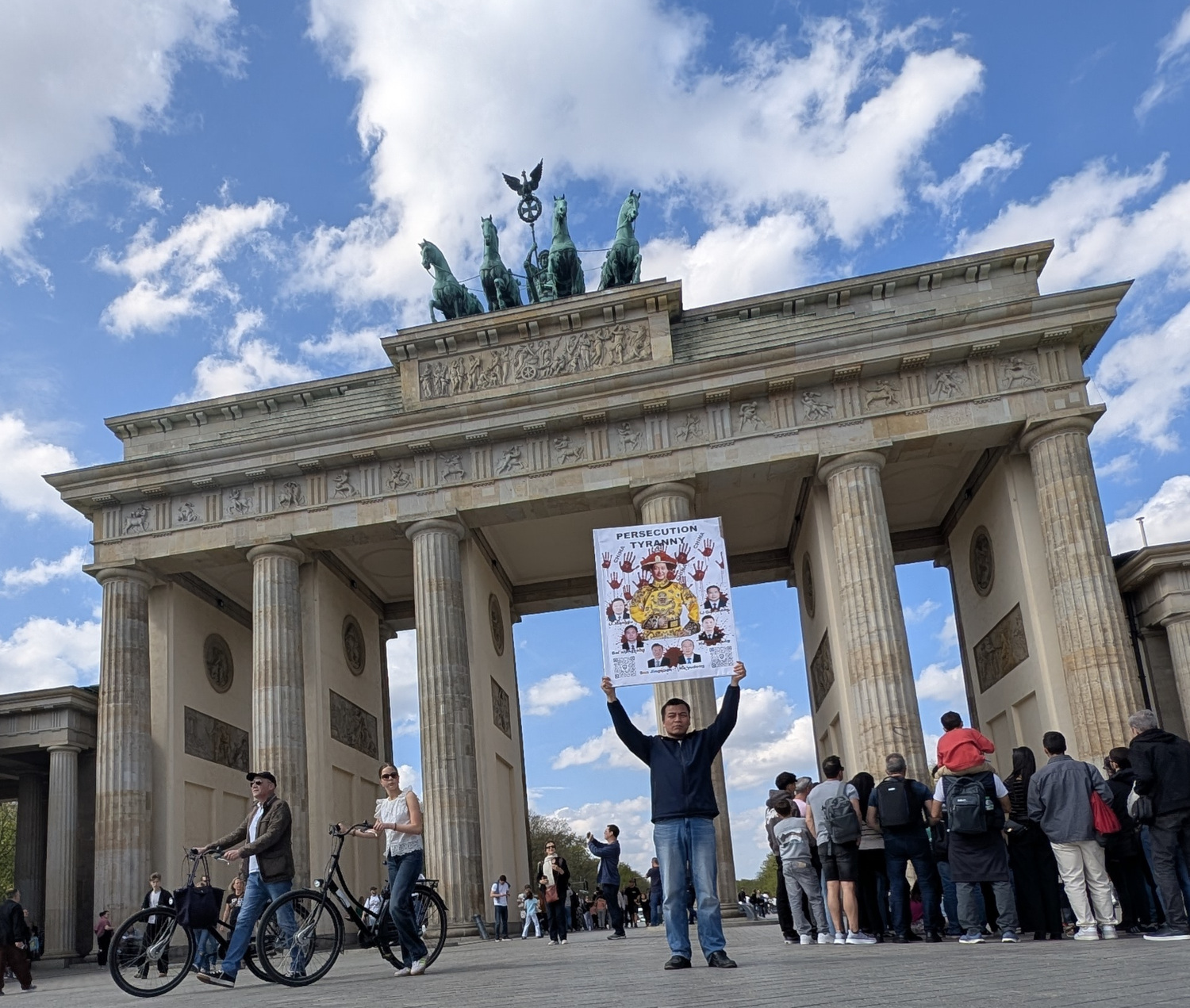 Protesting against the Chinese Communist Party's authoritarianism and Xi Jinping's dictatorship at the Brandenburg Gate in Germany on April 15, 2025