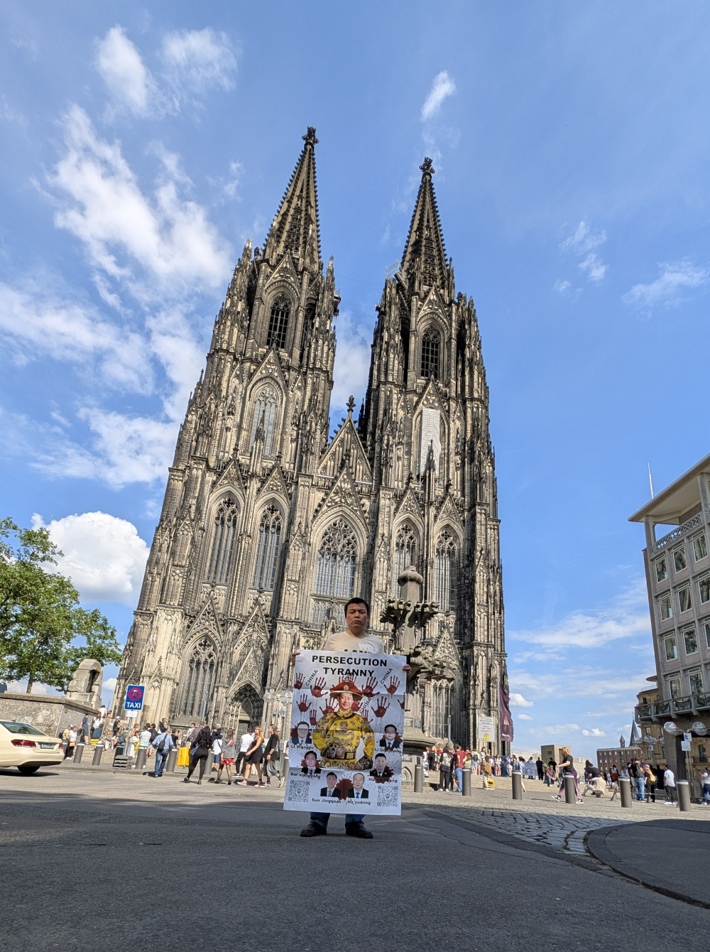 Protesting against the Chinese Communist Party's authoritarianism and Xi Jinping's dictatorship at Cologne Cathedral, Cologne, Germany, on July 10, 2025.